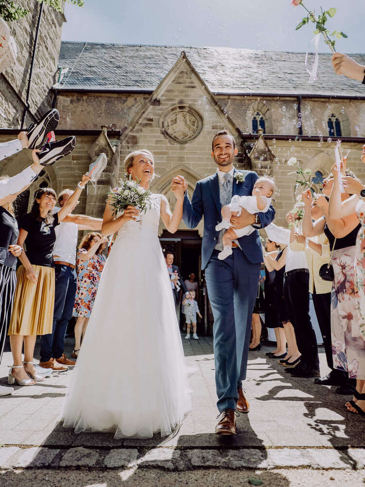 Spalierlauf nach der Trauung  (Geronimo Schmidt)