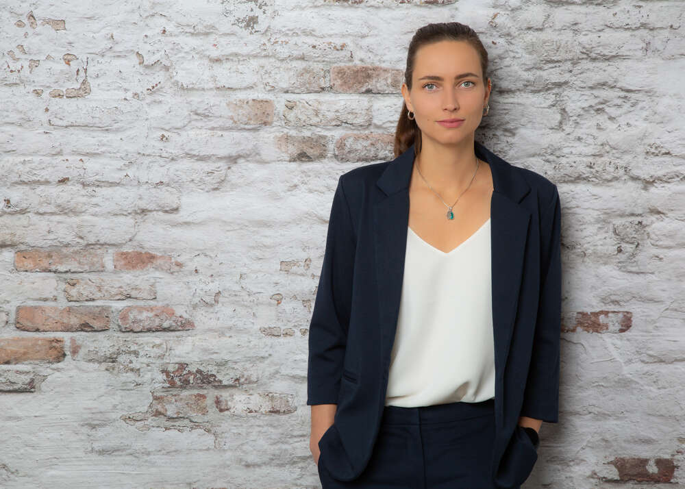 Business im Studio mit Backsteinwand (PHOTOGRAPHIE meikedietz)