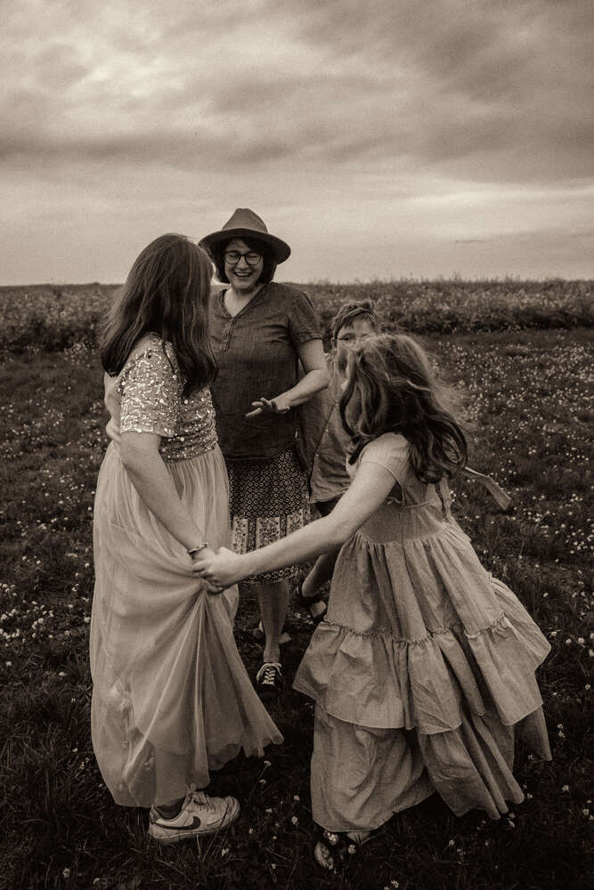 Geschwister Sommertanz vor Blumenwiese (dasGoldkind)