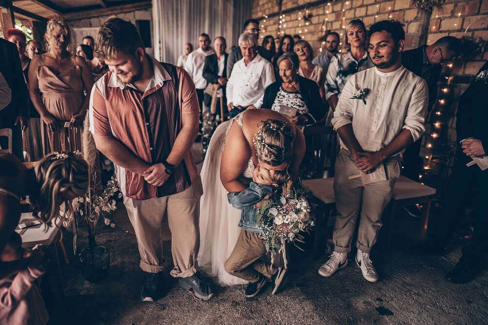 Timo und Stephis Sohn beim Einlaufen der Freien Trauung (Sven Herbst Fotografie)