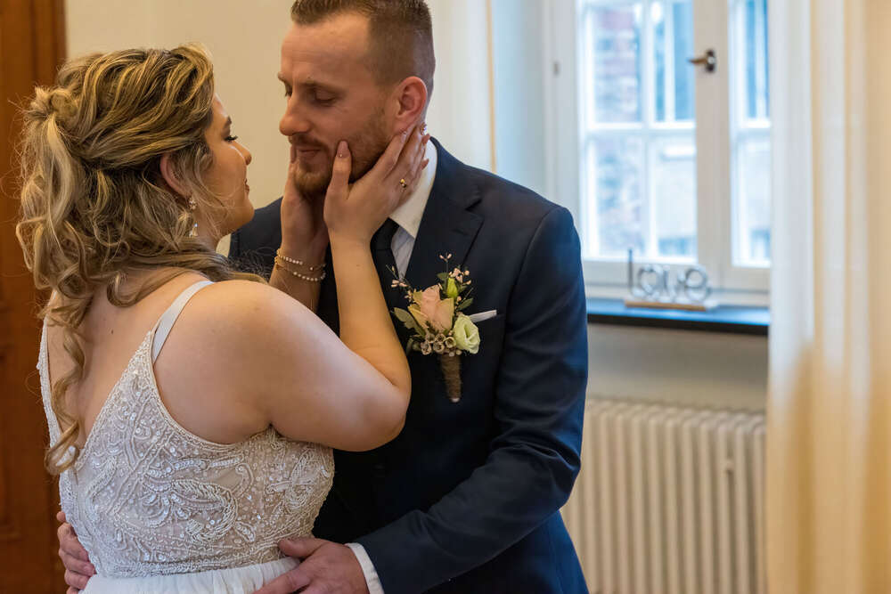 Im Standesamt in M&ouml;nchengladbach (STAGE99)