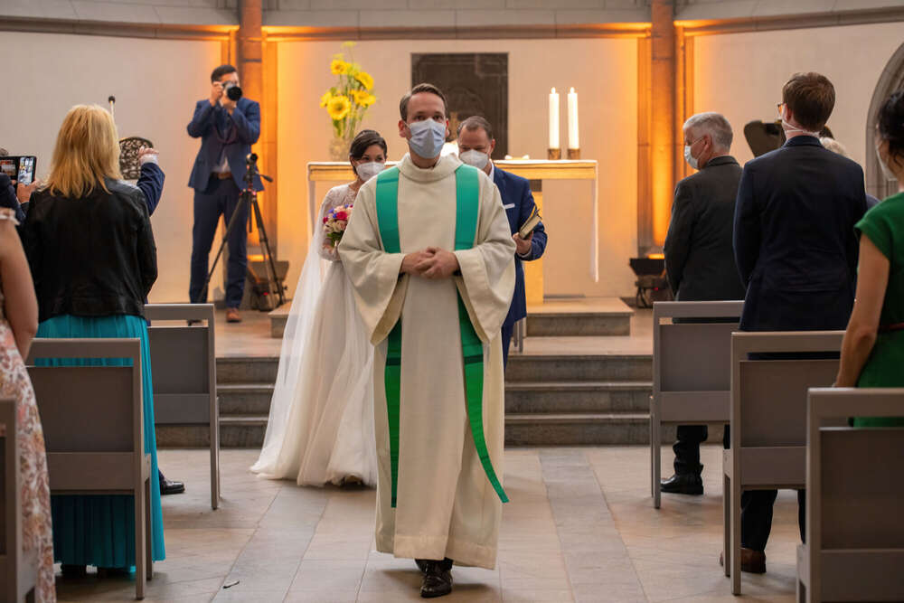 Auszug aus der Kirche (STAGE99)