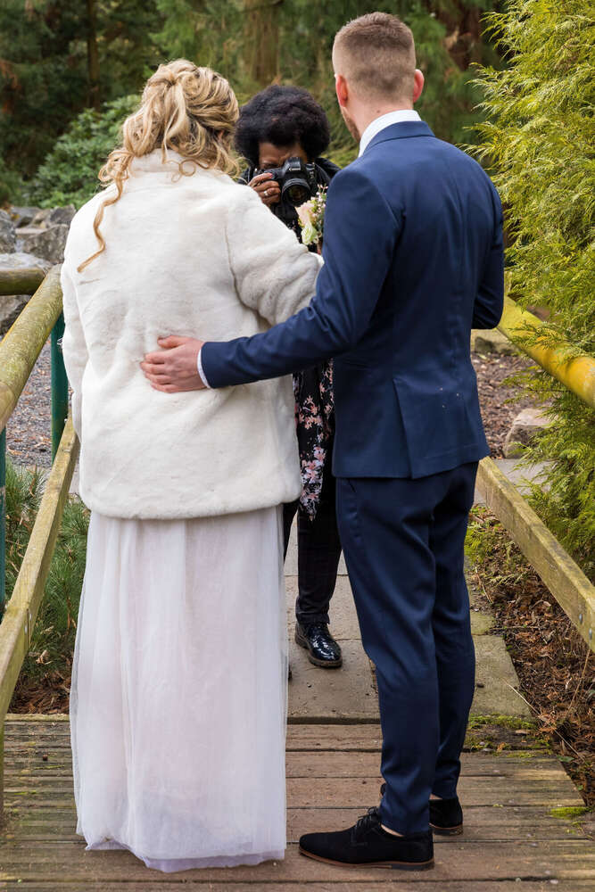 Hochzeitsfotografin fotografiert... (STAGE99)