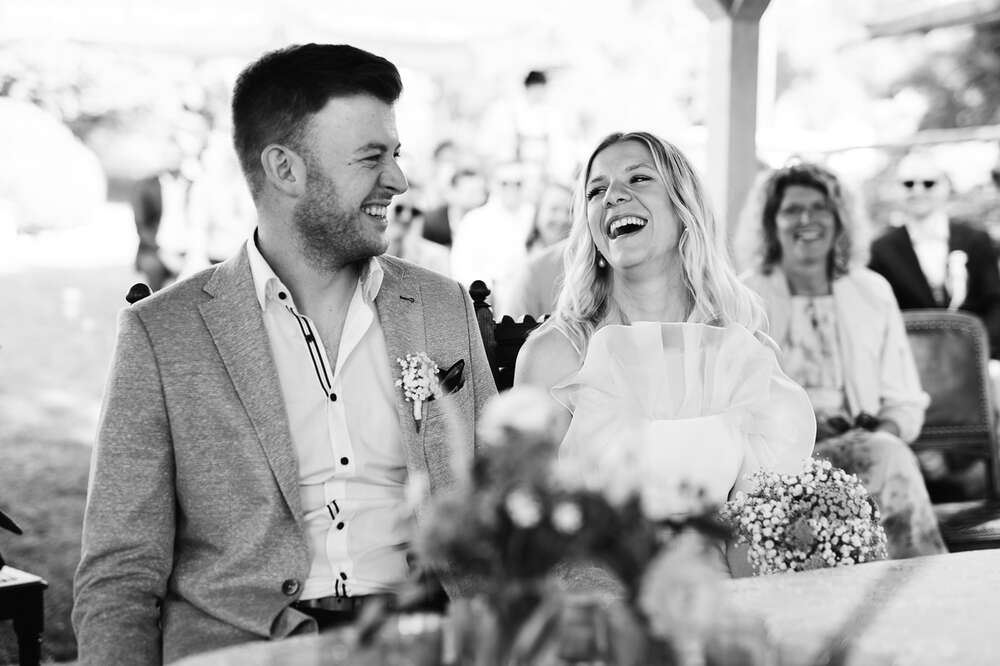 Ausgelassenes Lachen Brautpaar bei der standesamtlichen Trauung unter freiem Himmel (Jennifer Hartmann | Photography & Artist)