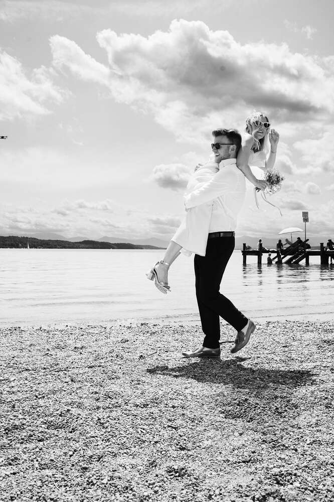 Brautpaar am Strand Steg1 am Starnberger See (Jennifer Hartmann | Photography & Artist)
