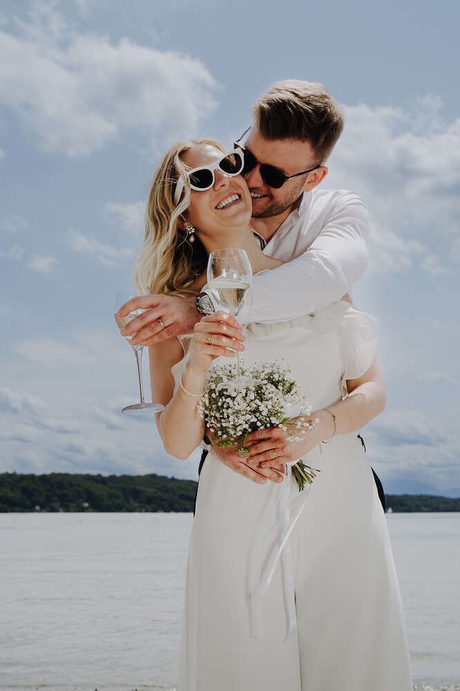 Brautpaar am Strand am Starnberge See (Jennifer Hartmann | Photography & Artist)