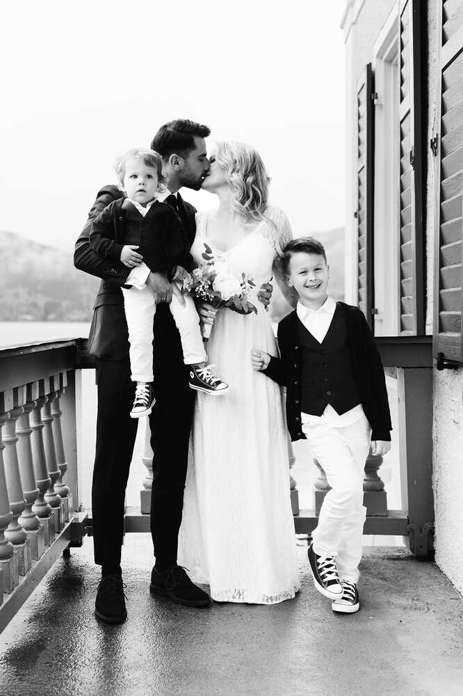 Brautpaar nach der Trauung auf dem Balkon des Rathauses in Tegernsee (Jennifer Hartmann | Photography & Artist)