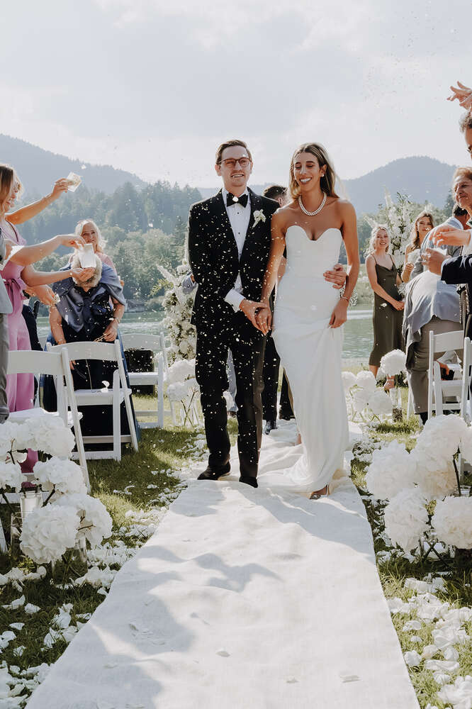 Abgang nach der freien Trauung am Tegernsee (Jennifer Hartmann | Photography & Artist)