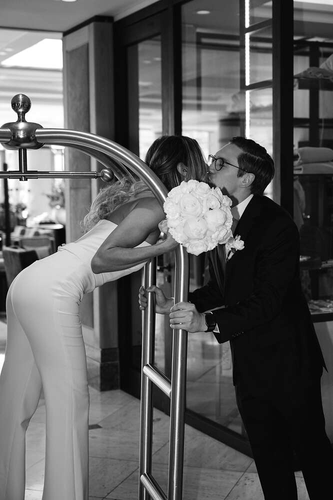 Braut im Kofferwagen küssend (Jennifer Hartmann | Photography & Artist)