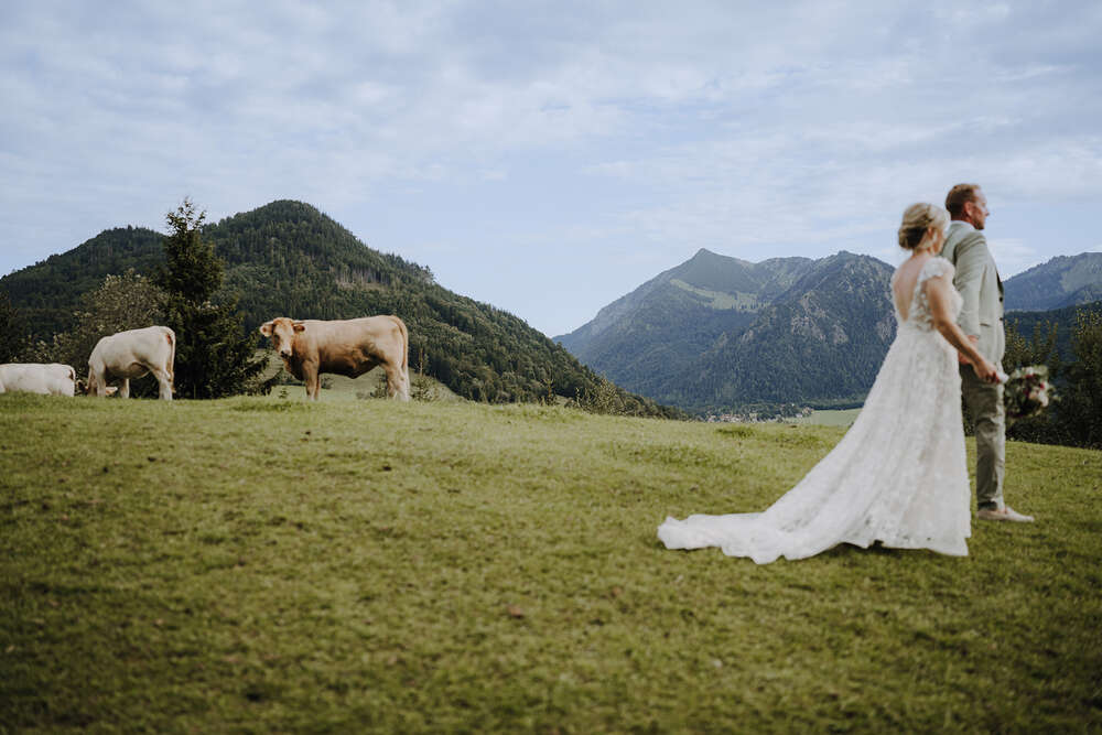 Brautpaar auf der Stögeralm am Schliersee (Jennifer Hartmann | Photography & Artist)