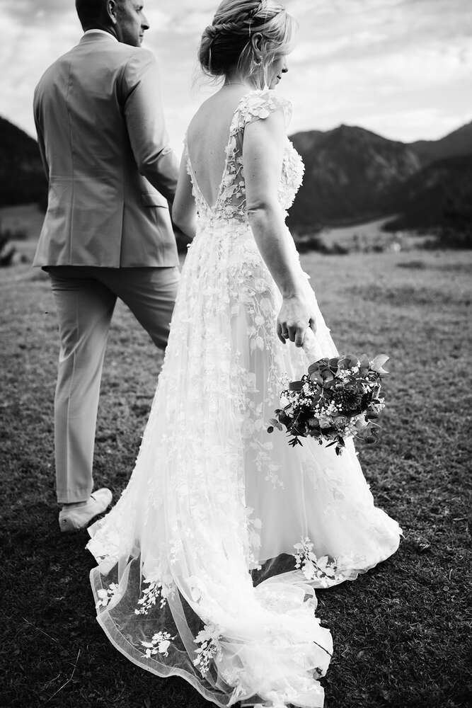 Brautpaar beim Paarshooting auf der Stögeralm am Schliersee (Jennifer Hartmann | Photography & Artist)