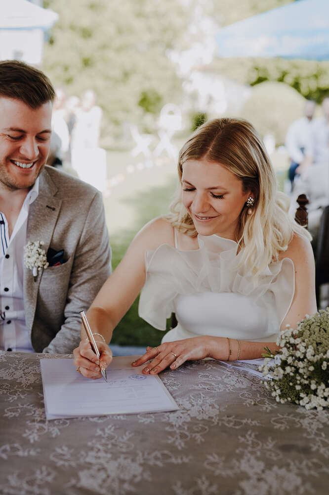Braut unterzeichnet im Standesamt (Jennifer Hartmann | Photography & Artist)
