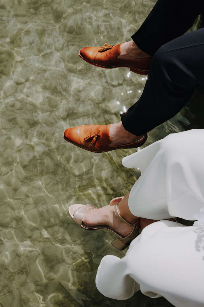 Braut und Bräutigam auf dem Steg am Starnberger See (Jennifer Hartmann | Photography & Artist)