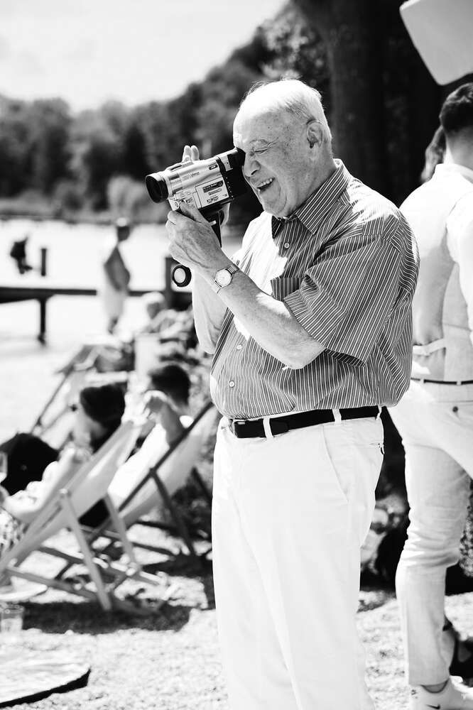 Opa filmt das Brautpaar mit einer alten Videokamera (Jennifer Hartmann | Photography & Artist)