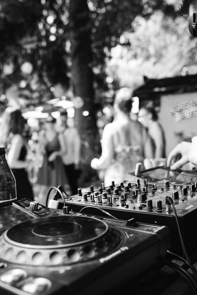 DJ Pult auf der Strandhochzeit am Starnberger See (Jennifer Hartmann | Photography & Artist)