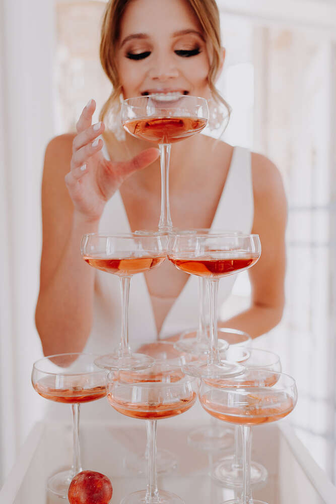 Braut vor Chamgagner Tower (Jennifer Hartmann | Photography & Artist)