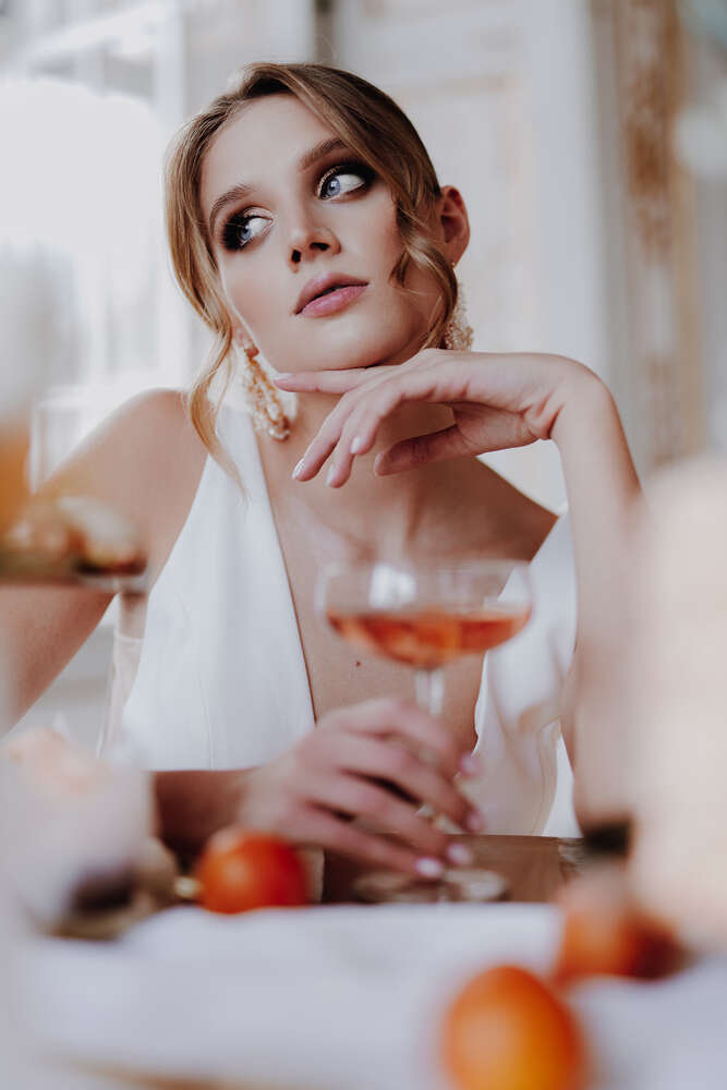 Braut mit Champagner im Schloss Neufarn (Jennifer Hartmann | Photography & Artist)