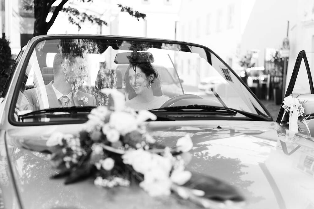Brautpaar im Brautauto (Jennifer Hartmann | Photography & Artist)