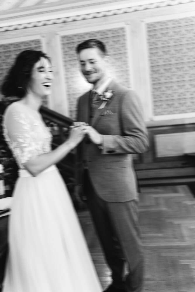 Brautpaar im Standesamt in Fürstenfeldbruck (Jennifer Hartmann | Photography & Artist)