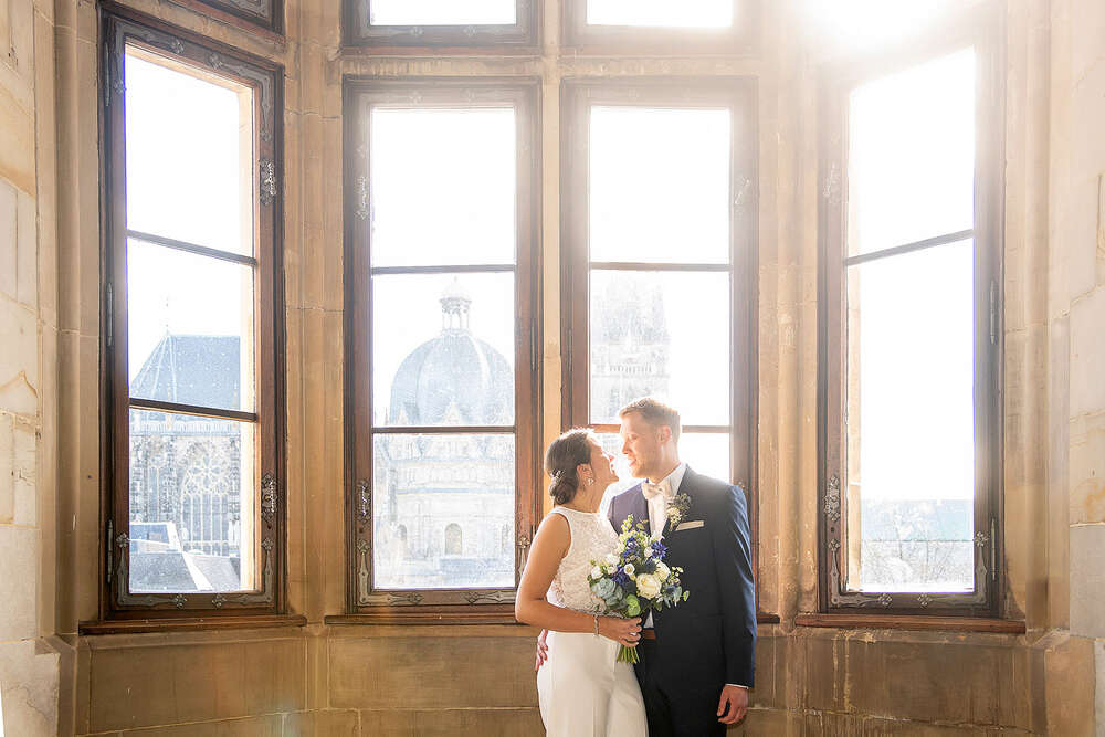 Brautpaar vor Fenster (Jörg Stanzick)