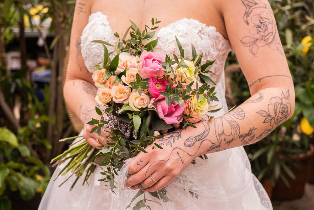 Tattoo-Braut mit wundersch&ouml;nen bunten Blumen (Britta Gottschalk)