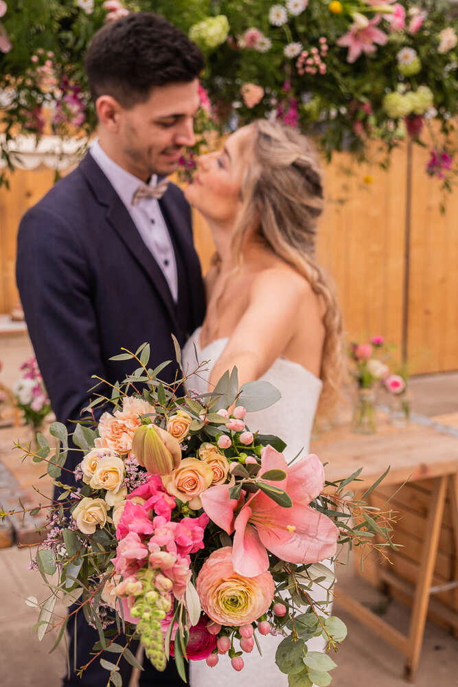 Brautpaar mit Brautstrauss (Britta Gottschalk)