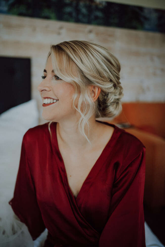 Getting ready Mona am Hochzeitstag (Anna macht Fotos)