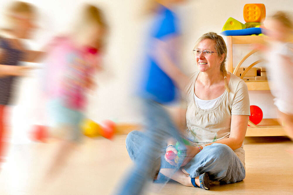 Erzieherin in einer Kita (Jan Schmitz Werbefotografie)