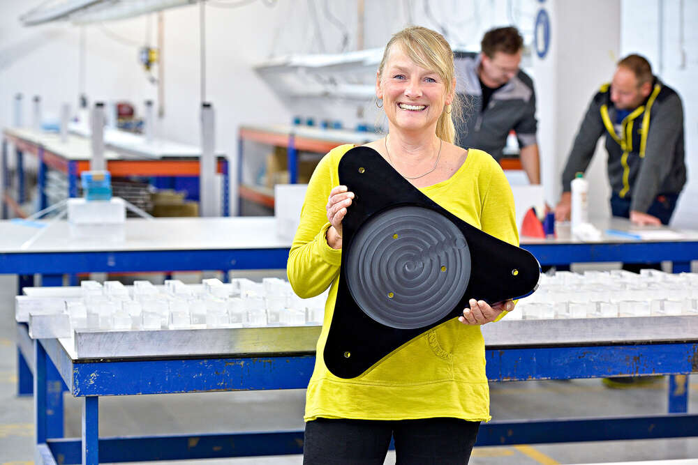 Mitarbeiterin in einem Unternehmen (Jan Schmitz Werbefotografie)