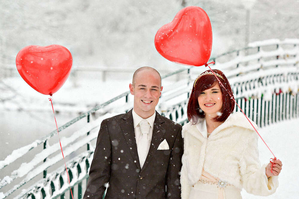 Hochzeitspaar im Schnee im Rombergpark, Dortmund (Jan Schmitz Werbefotografie)