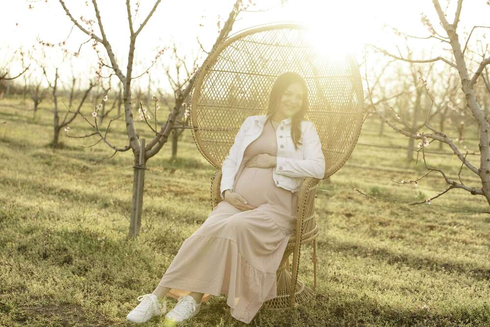 Babybauch im Fr&uuml;hling (Bettina Molnar Photography)