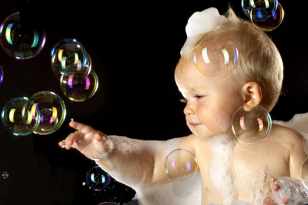 Baby in Badewanne (Photo & Make Up Studio)