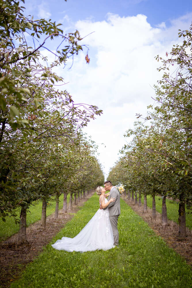 Hochzeitsportrait zwischen Obstb&auml;umen (Antonia Moers Photography)
