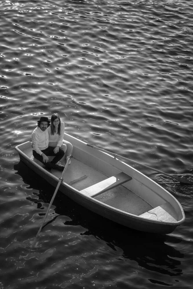 Besonderes Verlobungsfotos am Ruderboot in Berlin (Allan Feitor)