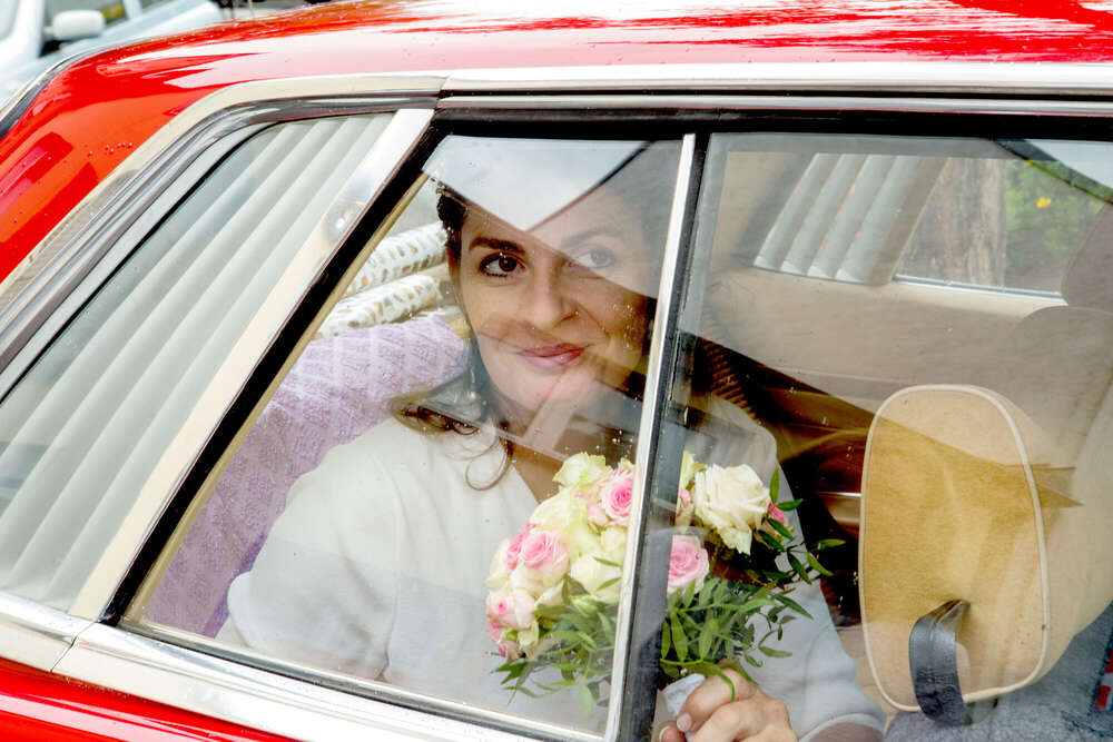 Braut im Auto (gezett-Studio)