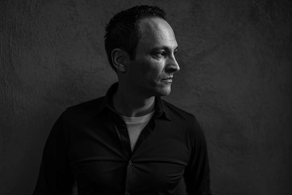 Musiker und Chorleiter Ramon (Dennis Williamson)