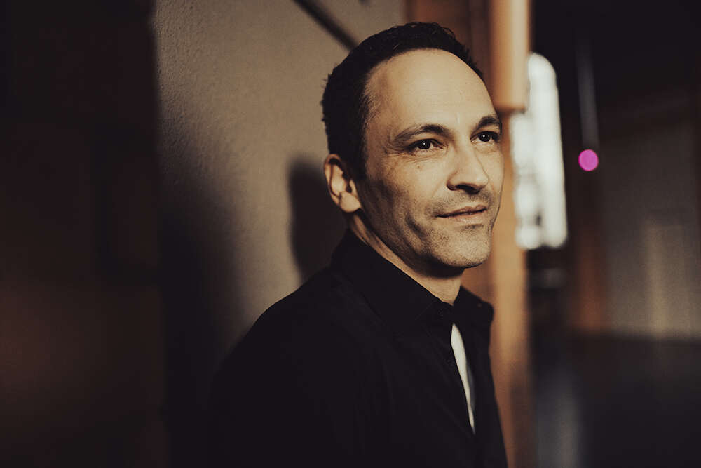 Musiker und Chorleiter Ramon (Dennis Williamson)