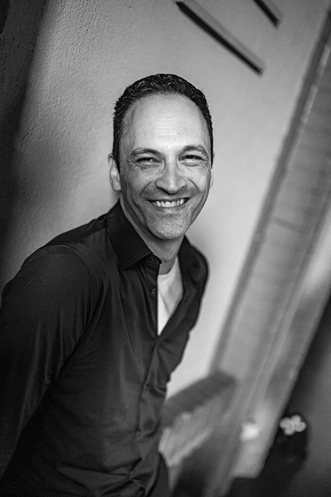 Musiker und Chorleiter Ramon (Dennis Williamson)