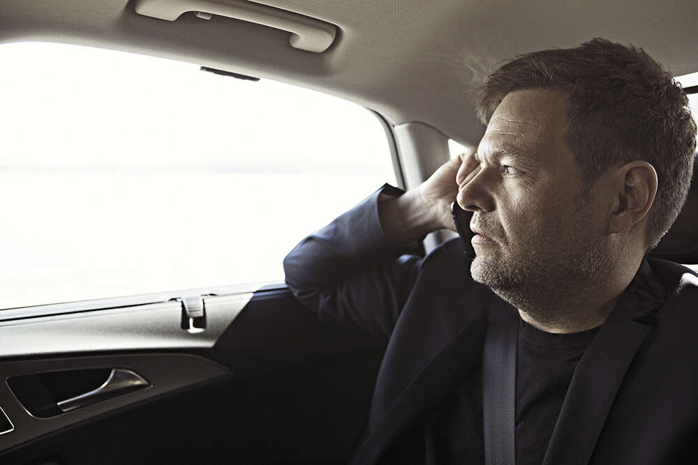 Minister Robert Habeck im Dienstwagen (Dennis Williamson)