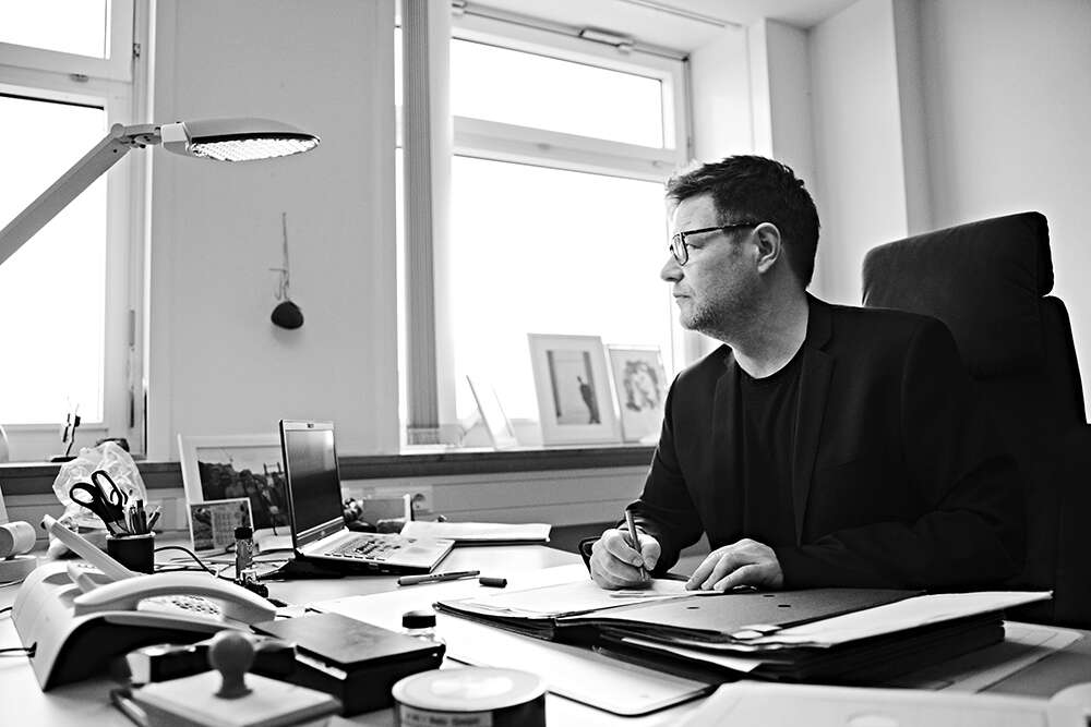 Minister Robert Habeck am Schreibtisch (Dennis Williamson)