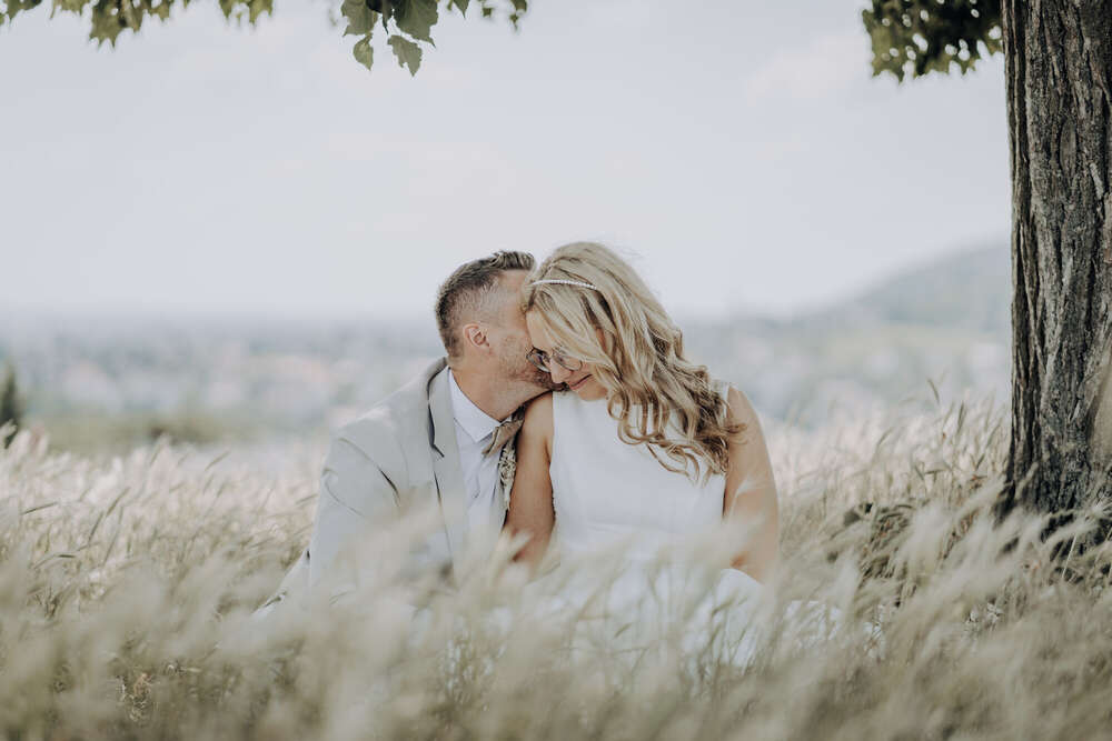 Brautpaar im Kornfeld (Luisa Reis)