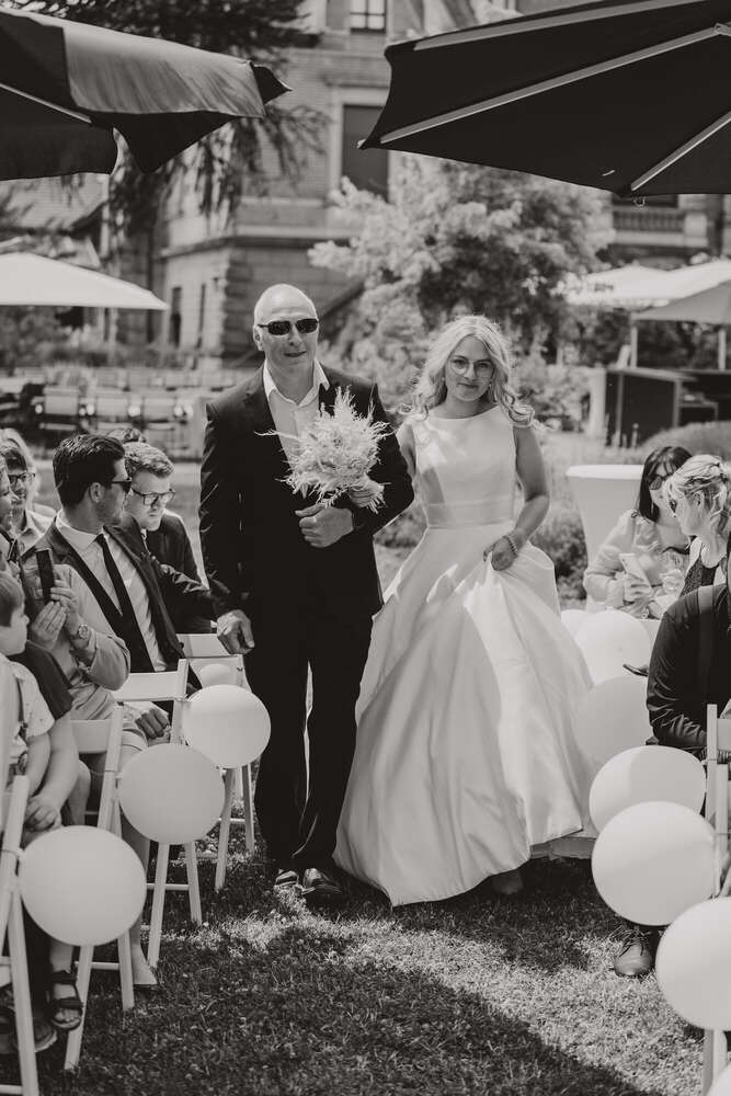 Brautvater bringt Braut zur Trauung (Luisa Reis)