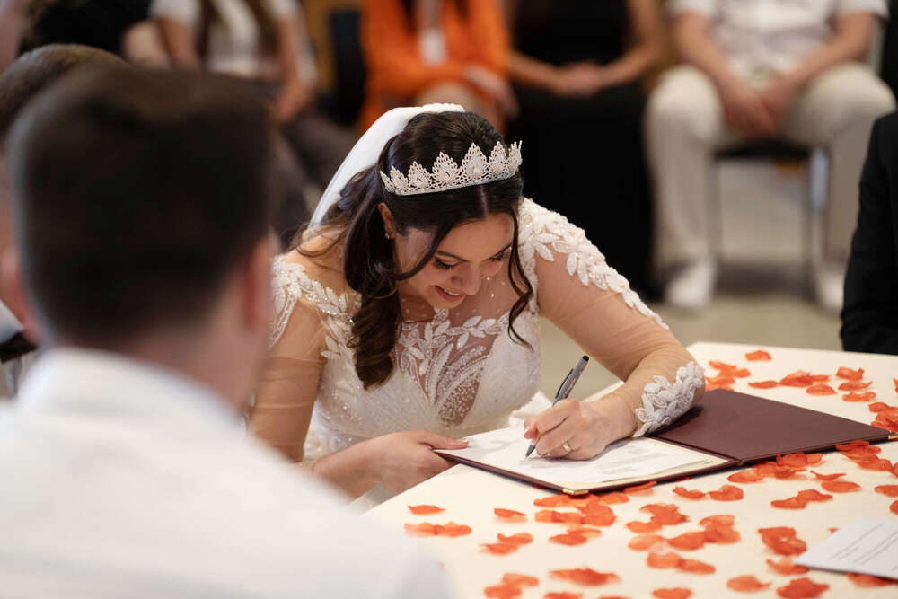 Braut unterschreibt Ehevertrag (Kensho Fotografie)