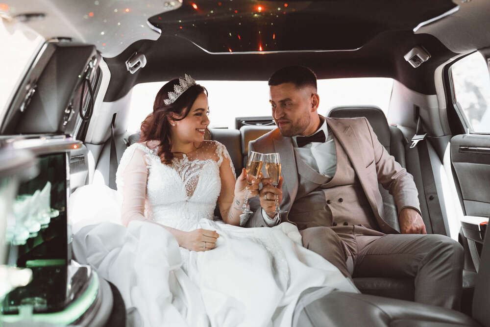 Brautpaar in der Limousine (Kensho Fotografie)