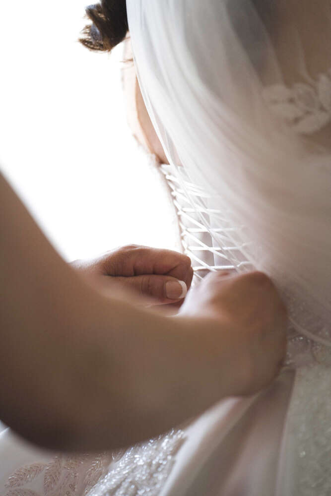 Mutter bindet Brautkleid zu (Kensho Fotografie)