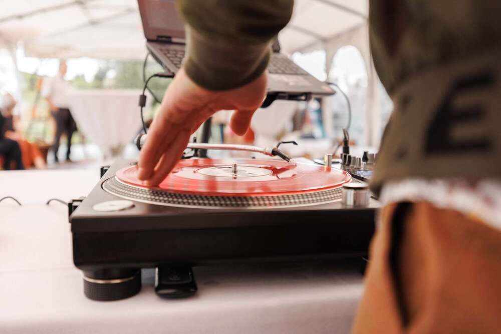 DJ bei der Arbeit  (Sandra.Cards)