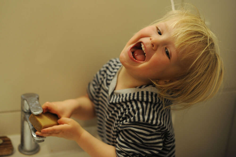 Fun in the bathroom (Charlotte Jessen)