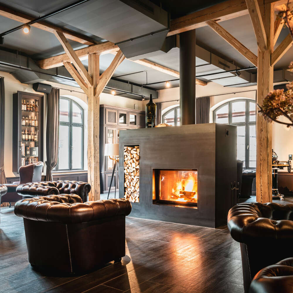 Innenraum Lounge mit Cheminée Zürich (Andi Keller Fotografie + Film)