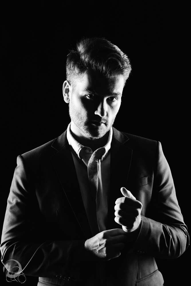 Kantenlicht und Anzug (Ingo Doerrie)