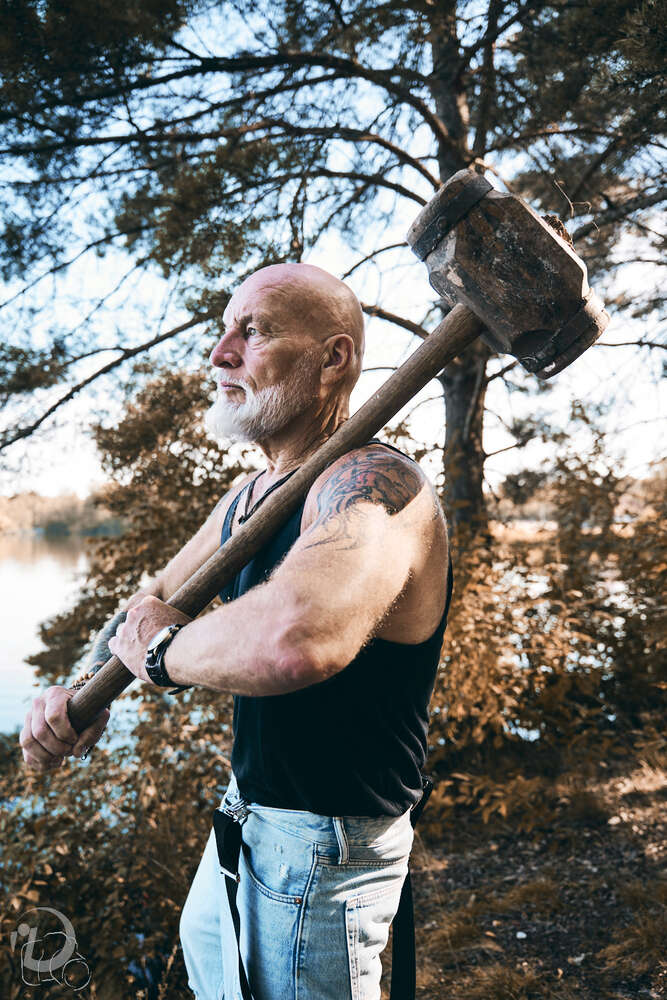 Mit Hammer (Ingo Doerrie)